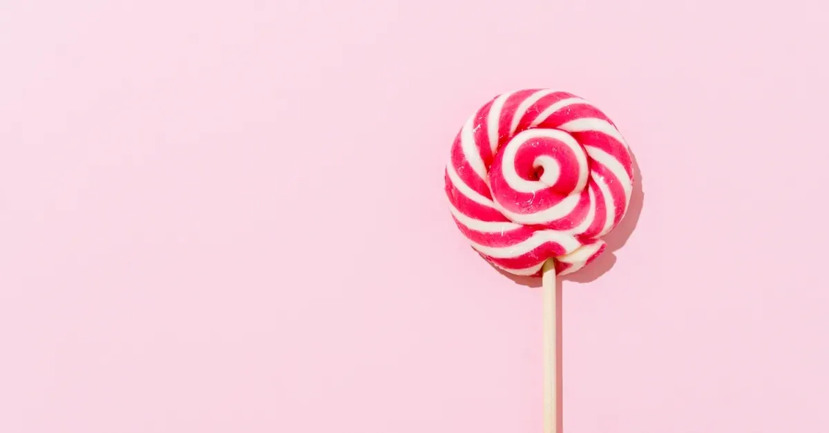 pembe spiral lolipop bulutlu şekerlikte